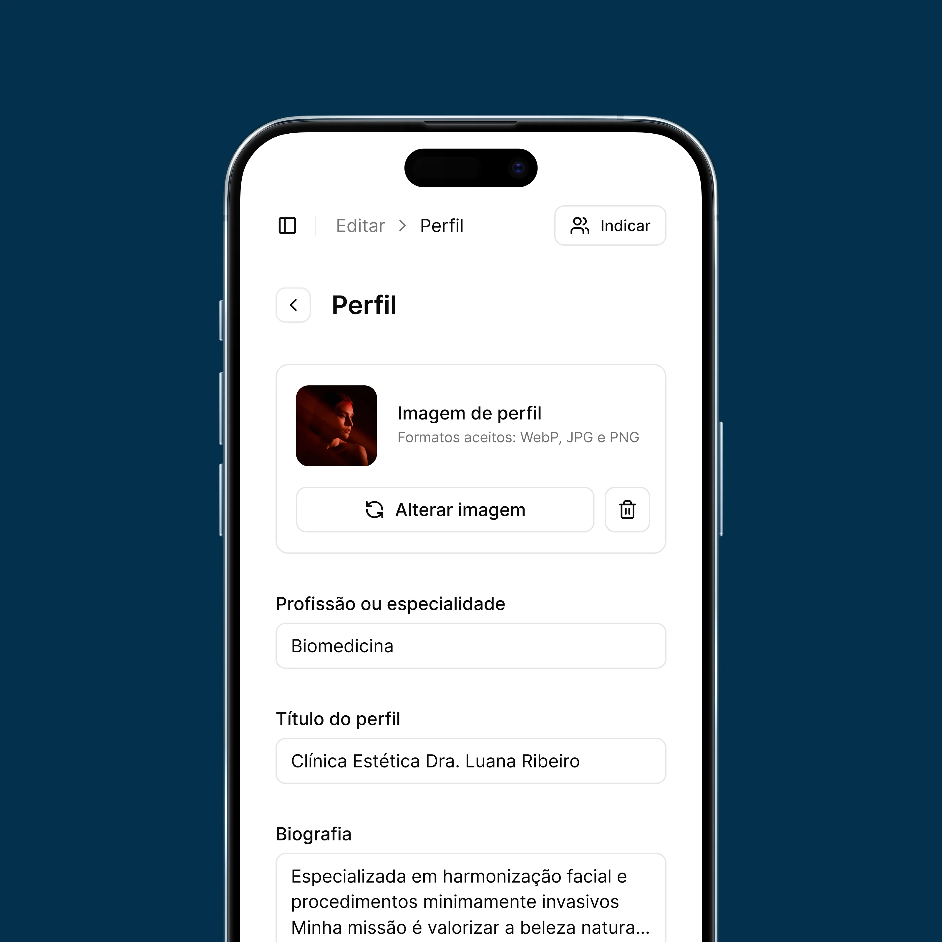Imagem de um celular com site da Plinfy na tela de perfil