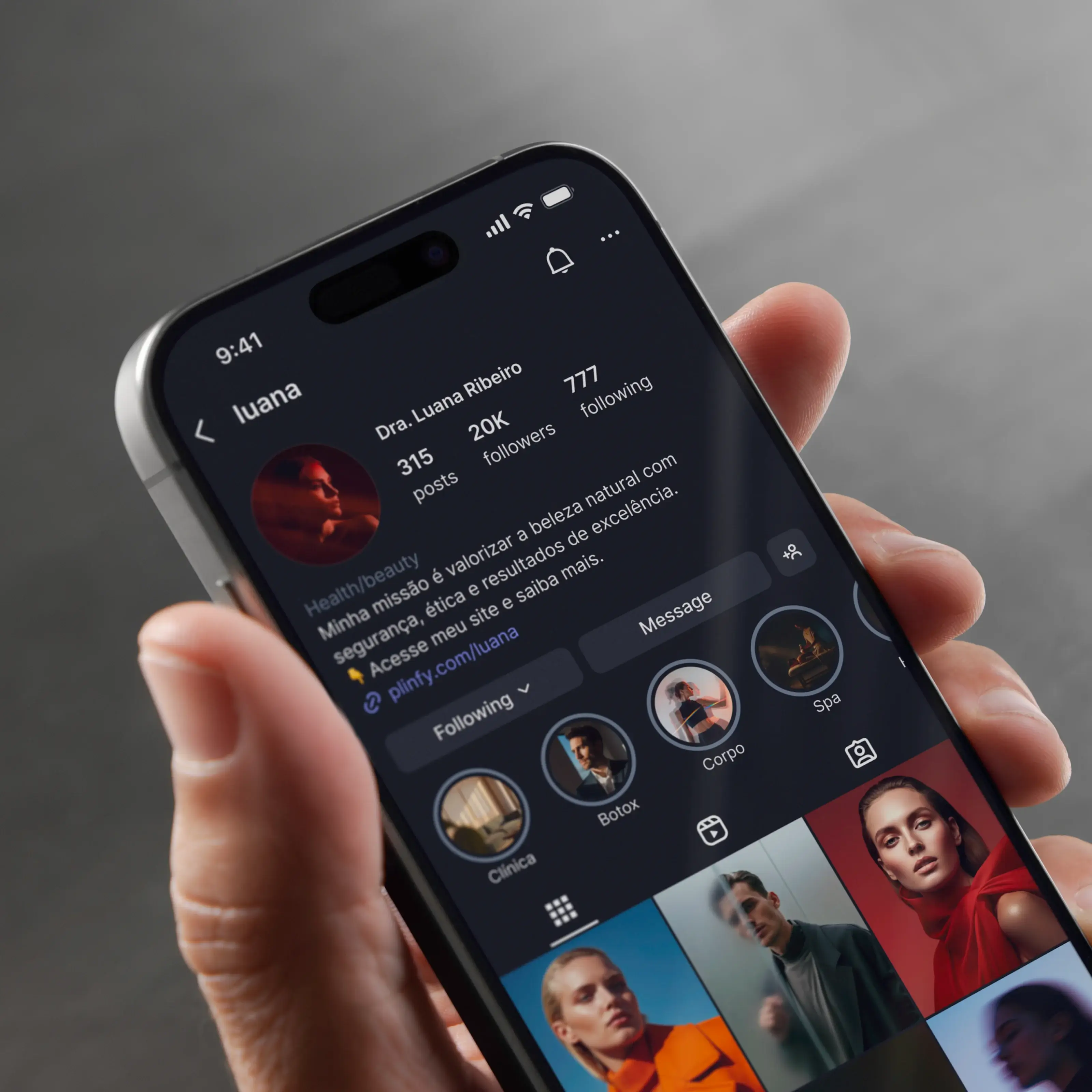 Imagem de um celular com o site da Plinfy