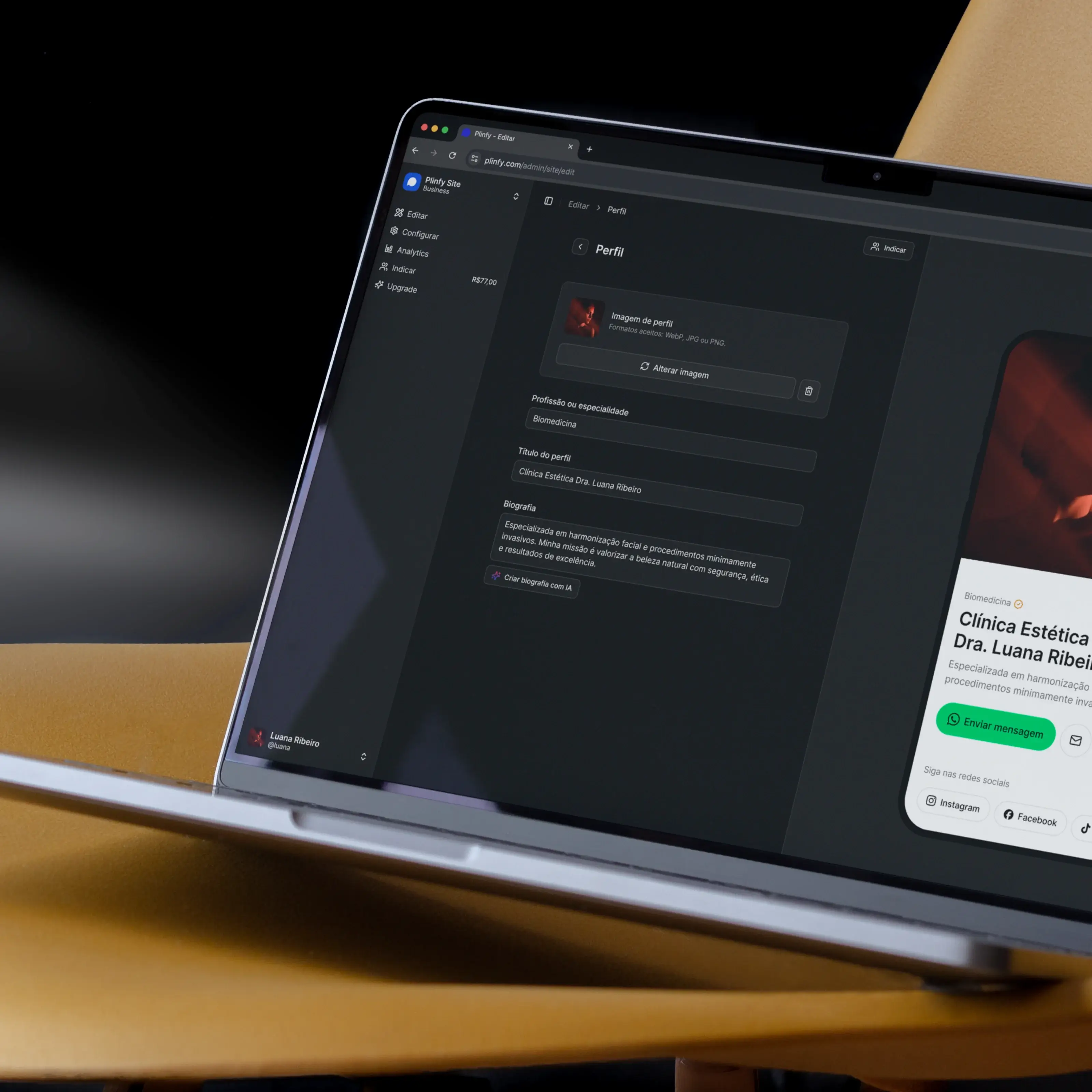 Imagem de um laptop com o site da Plinfy